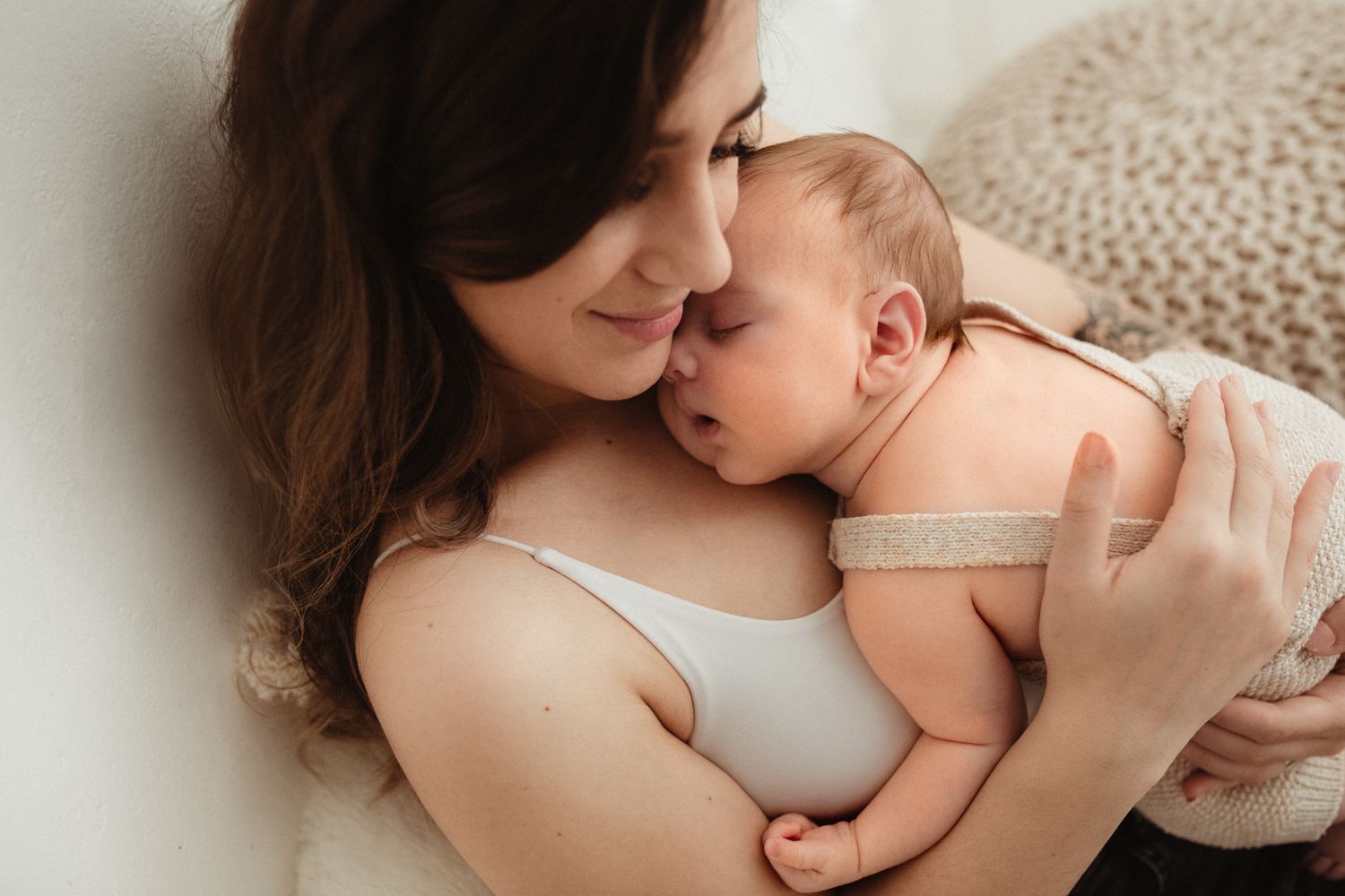 Prirodzené a autentické zábery novorodenca v náručí. Citlivé newborn fotenie v Bratislave, 10 rokov profesionálnej praxe Domi Bobák.