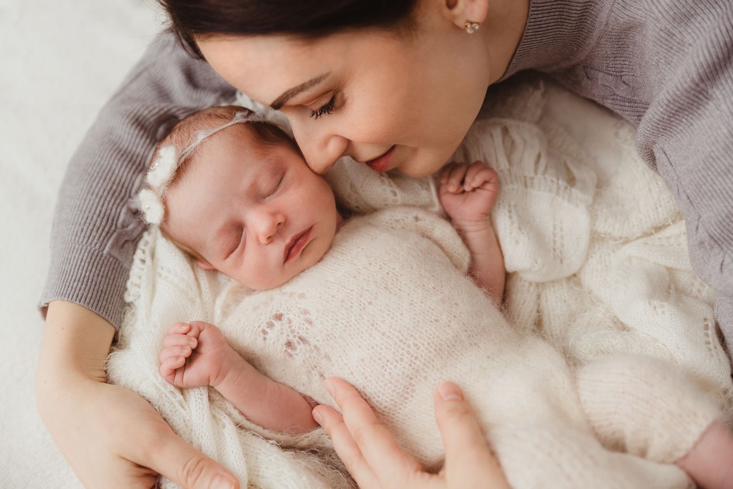 Prirodzené a autentické zábery novorodenca v náručí. Citlivé newborn fotenie v Bratislave, 10 rokov profesionálnej praxe Domi Bobák.