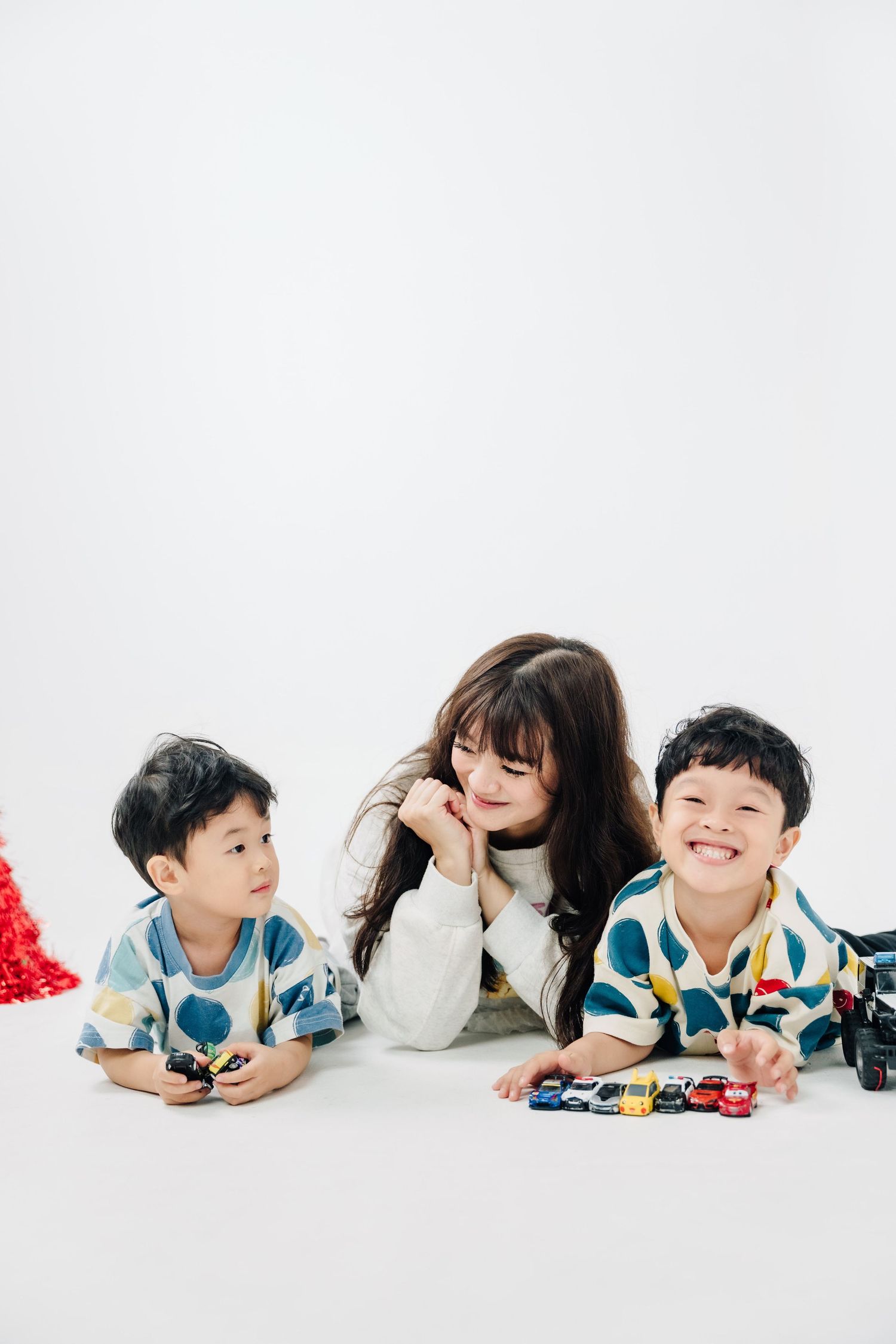渴望影像除了婚禮攝影外還專注於家庭寫真與親子攝影，透過自然互動與生活感構圖，這次2025聖誕節企劃，我們結合了插畫家阿惠Ahui插畫風格，記錄親子之間最真實的陪伴時刻。我們渴望影像提供南部地區家庭寫真、親子寫真、閨蜜寫真以及節慶主題的拍攝，讓珍貴回憶在每一年都能被好好地保存下來。
