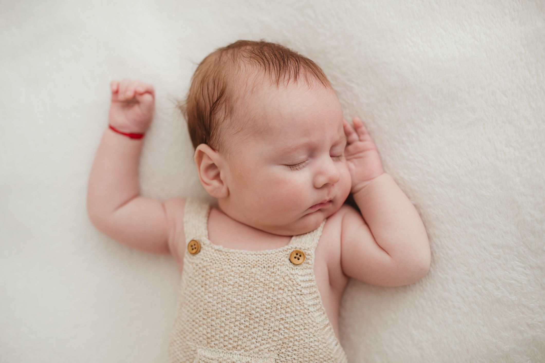 Autentické newborn fotenie a prirodzené emócie v Bratislave. 10 rokov praxe v novorodeneckej fotografii, Domi Bobák – bezpečie a pokoj.