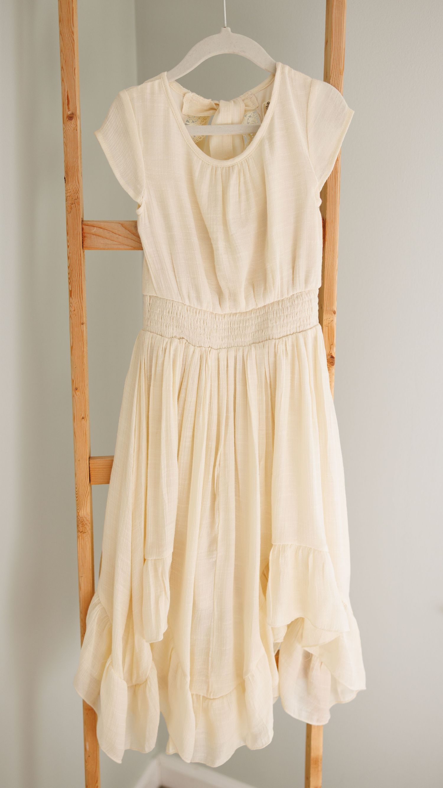 Vintage denim dress with large collar and elastic cuffs features a loose-fitting smock style design.