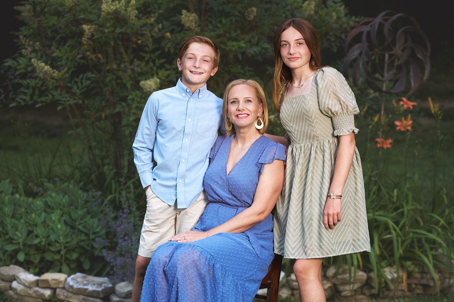 Mom seated between tween son and teen daughter in outdoor backyard setting in L Buchanan Photography photo session