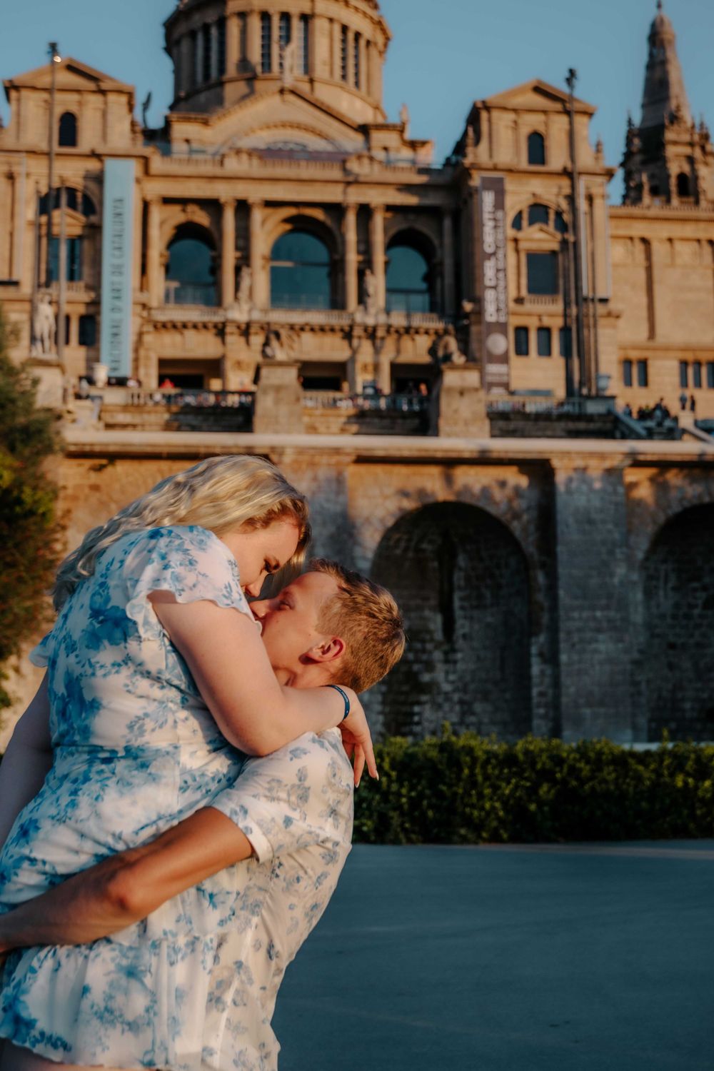 Candid couple moments Montjuïc gardens