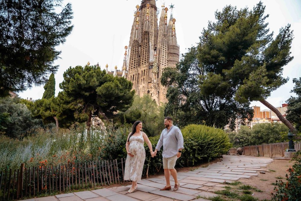 Expectant parents love story Sagrada Familia