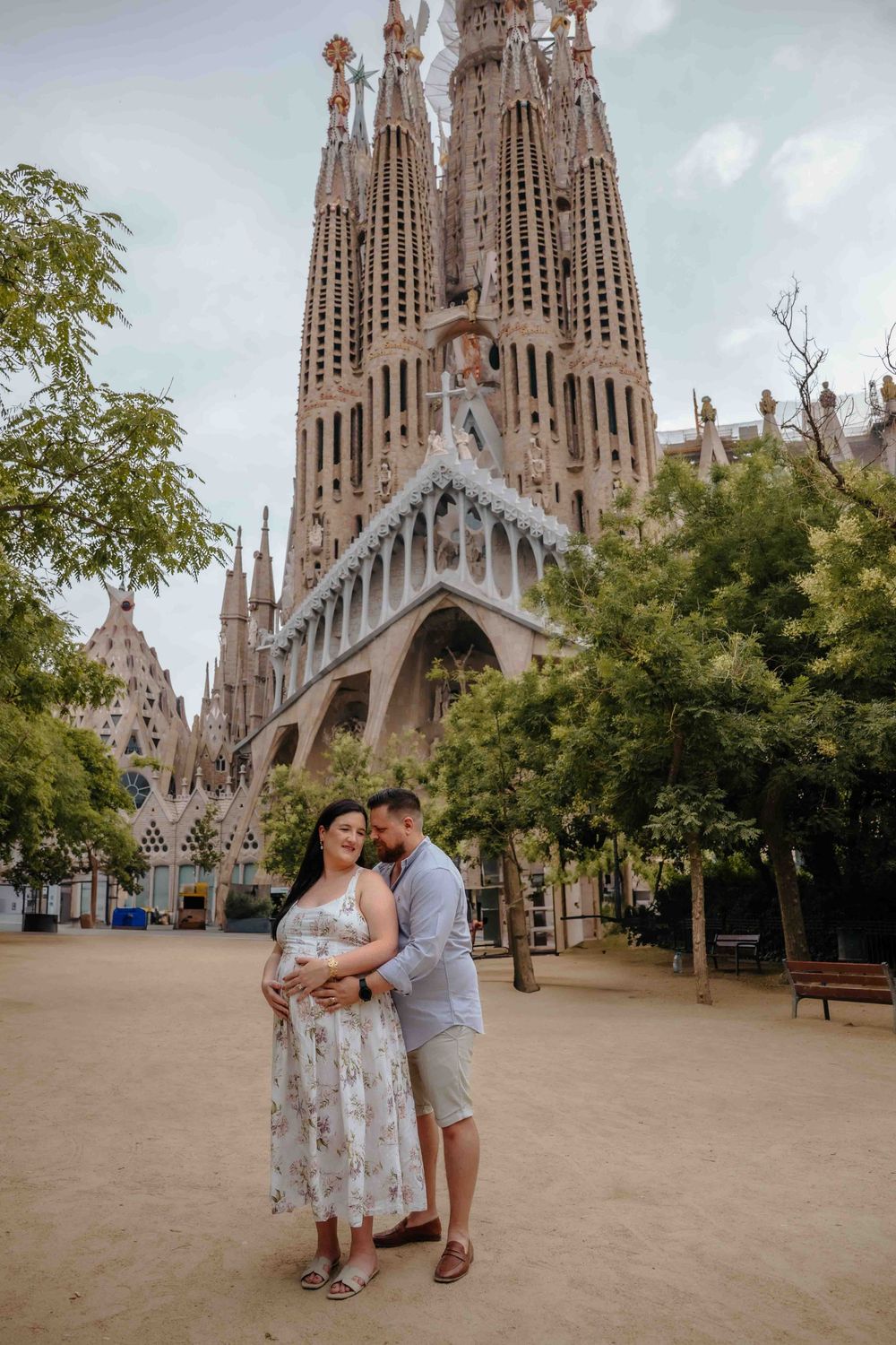 Pregnant couple photos Sagrada Familia