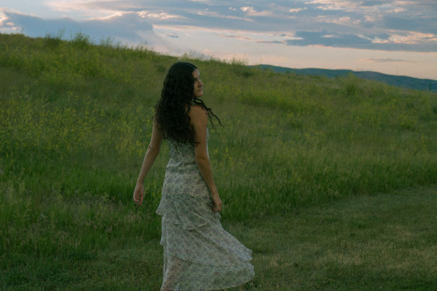 Isabelle, a carefree Colorado photographer, capturing weddings, couples, and portraits with authenticity and joy.