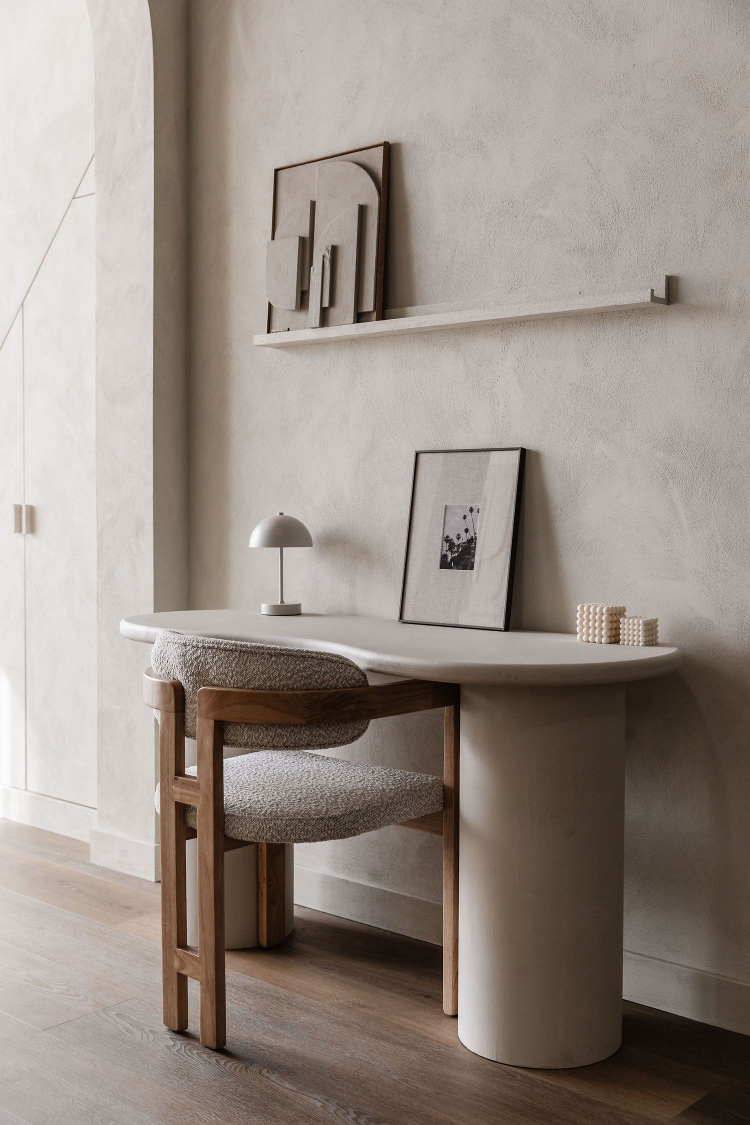 Een reisfoto in een donker houten lijst met een linnen passe partout. Staat mooi in een beige interieur.