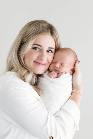 Mom and newborn baby photographer in Menifee.