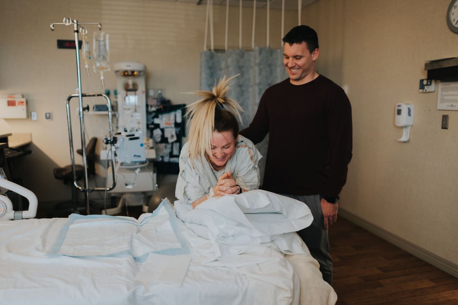 Emotional hospital scene showing support during labor in medical setting.