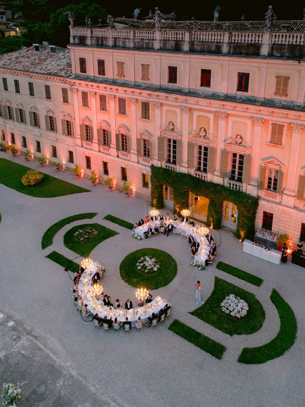 Dinner setup of a luxury destination wedding planned by Solidea Events at Villa Bettoni on Lake Garda, Italy
