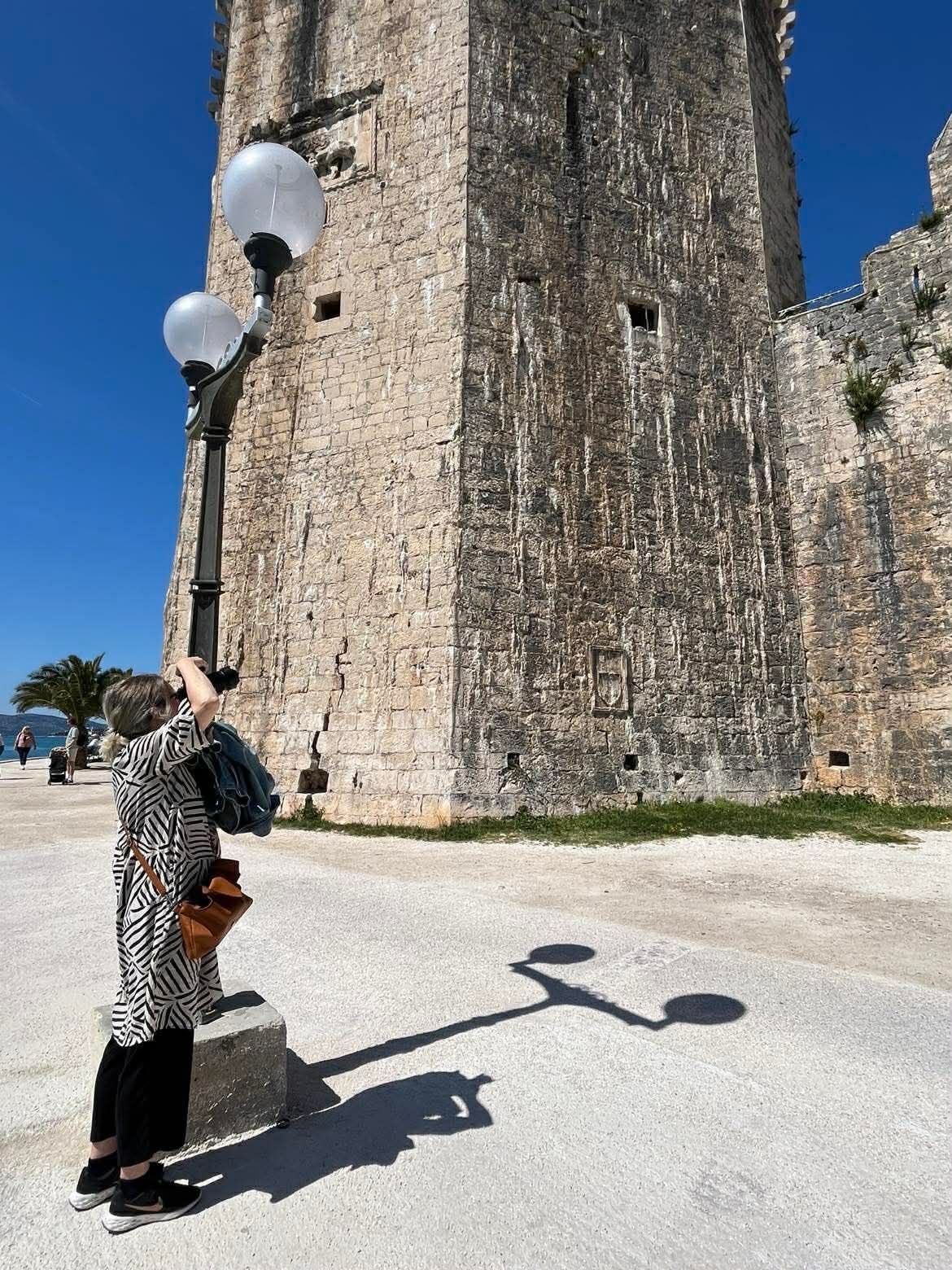 Fotograf Jessica Lindqvist fotar en gammal byggnad i Kroatien.