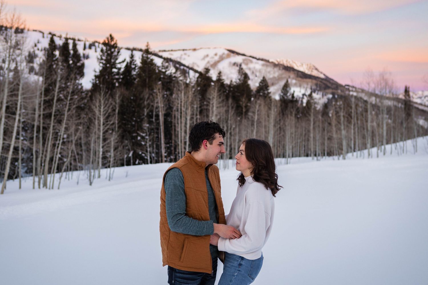 Surprise proposal during winter in the snow