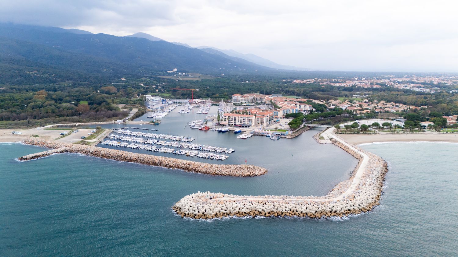 Argelès-sur-mer vue du ciel avec son port ses plages et le massif des albères en arrière plan
