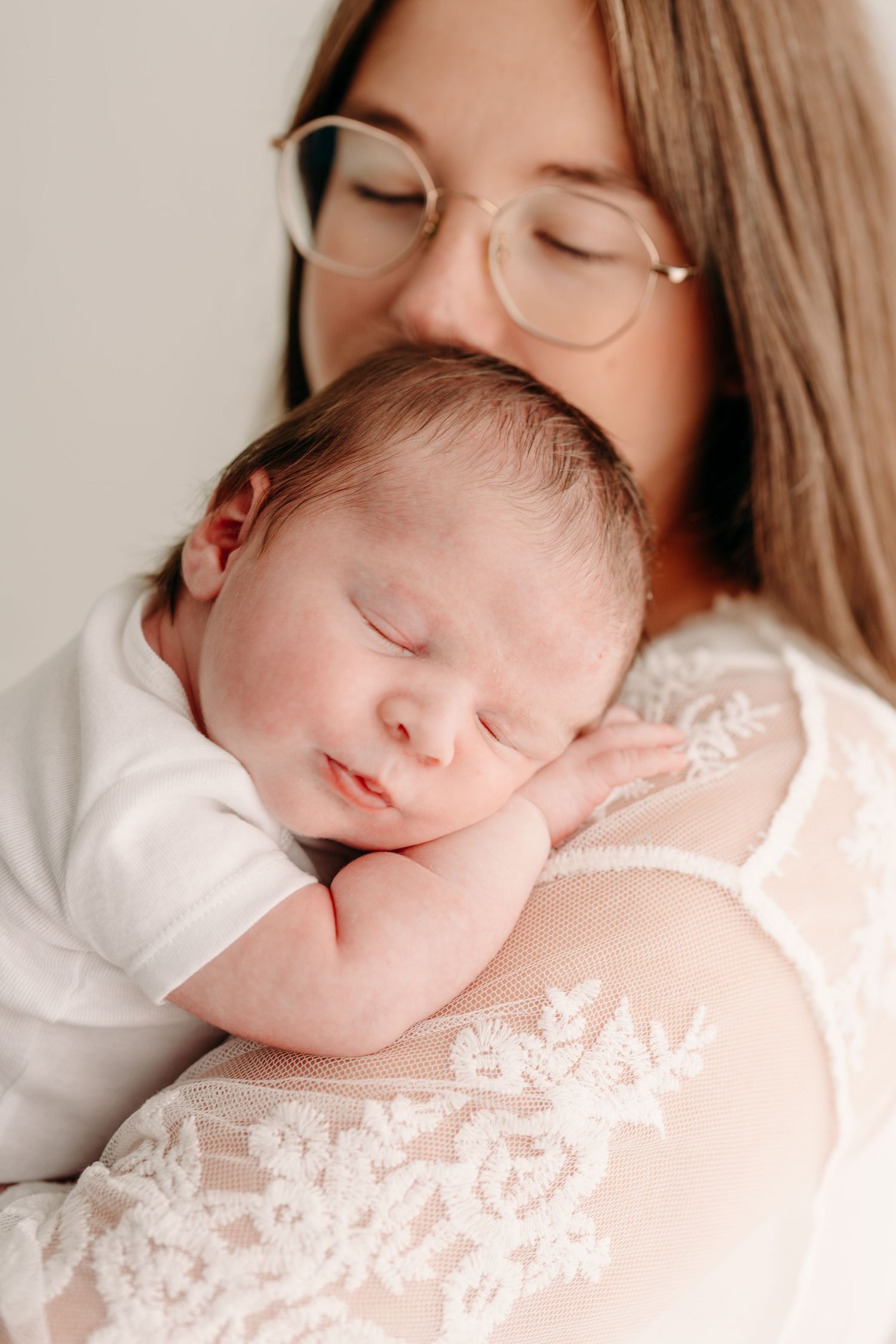 Photographe de maternité et nouveau-né à Saint-Augustin-de-Desmaures, près de Québec. Garde-robe cliente disponible pour maman et bébé