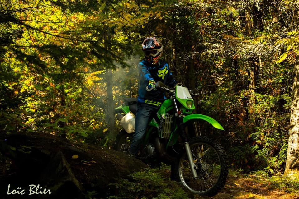 photo portrait d'une personne en motocross