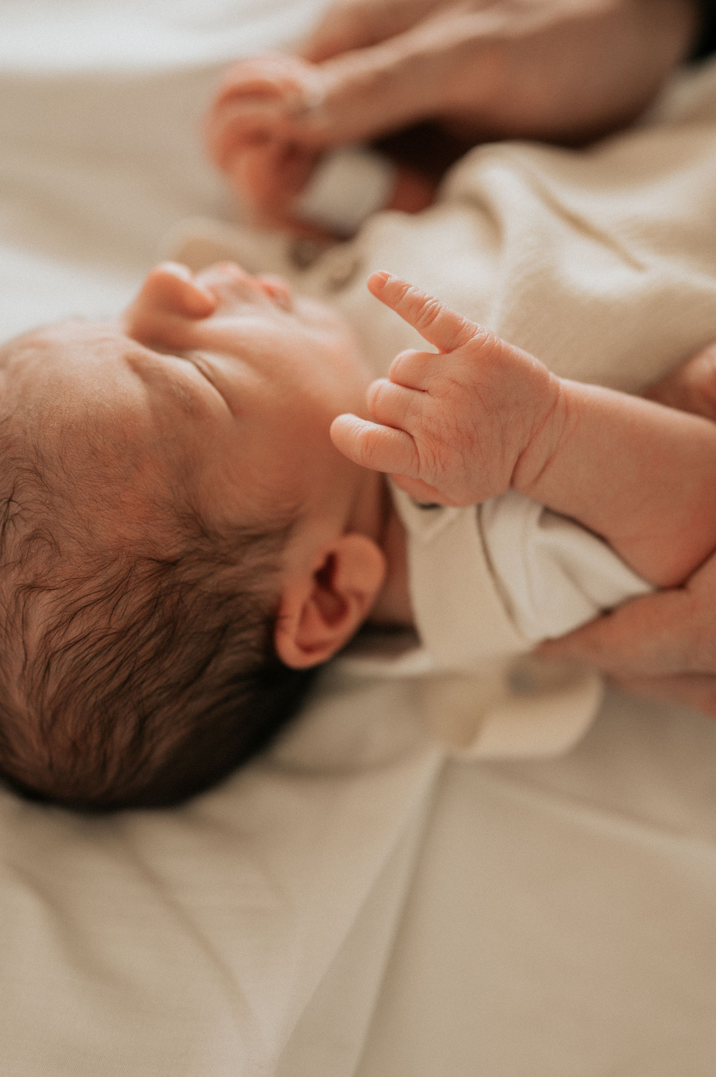 een detailfoto van een Newborn baby tijdens een fresh 48 shoot in het ziekenhuis AZ Delta Roeselare.