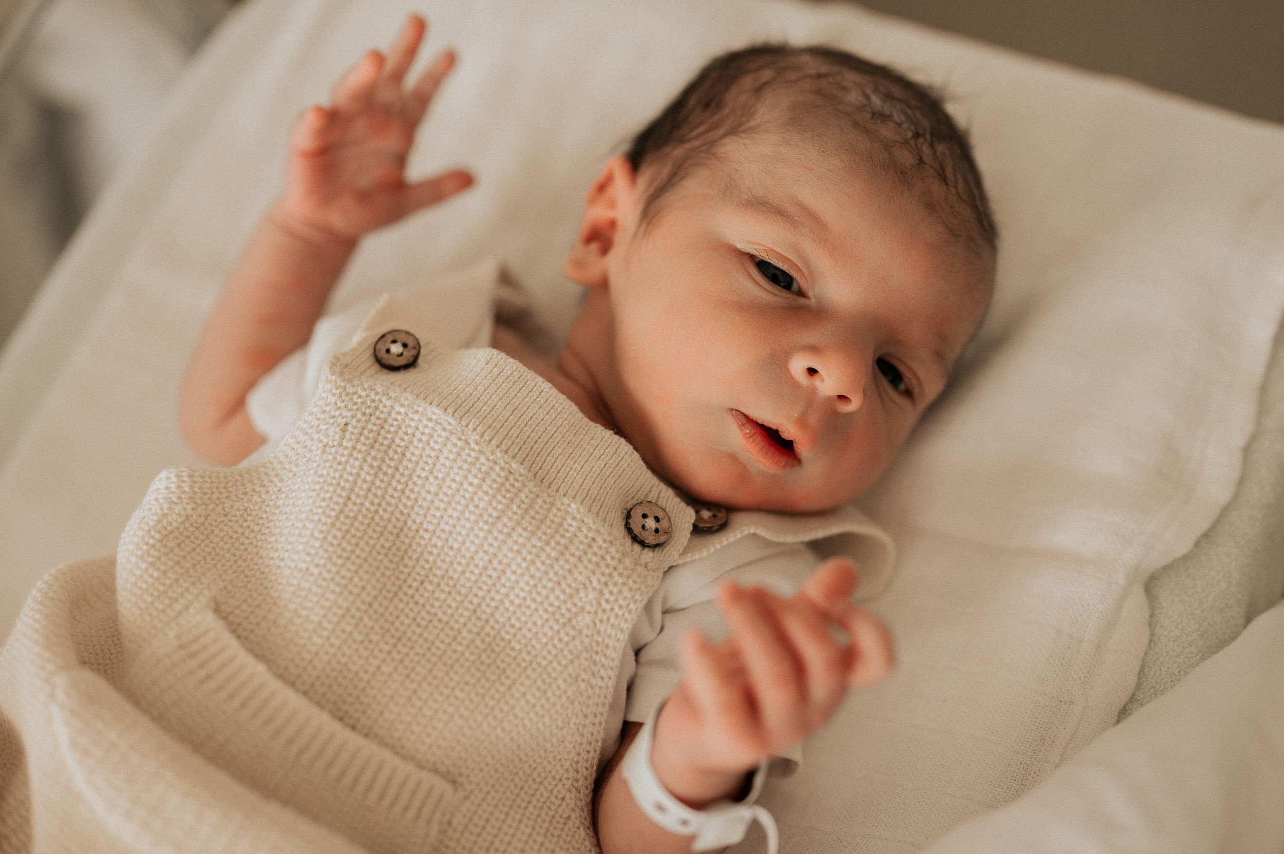 Een Newborn baby tijdens een fresh 48 in het ziekenhuis van AZ Delta Roeselare in neutrale warme bewerkingsstijl met detailfoto's