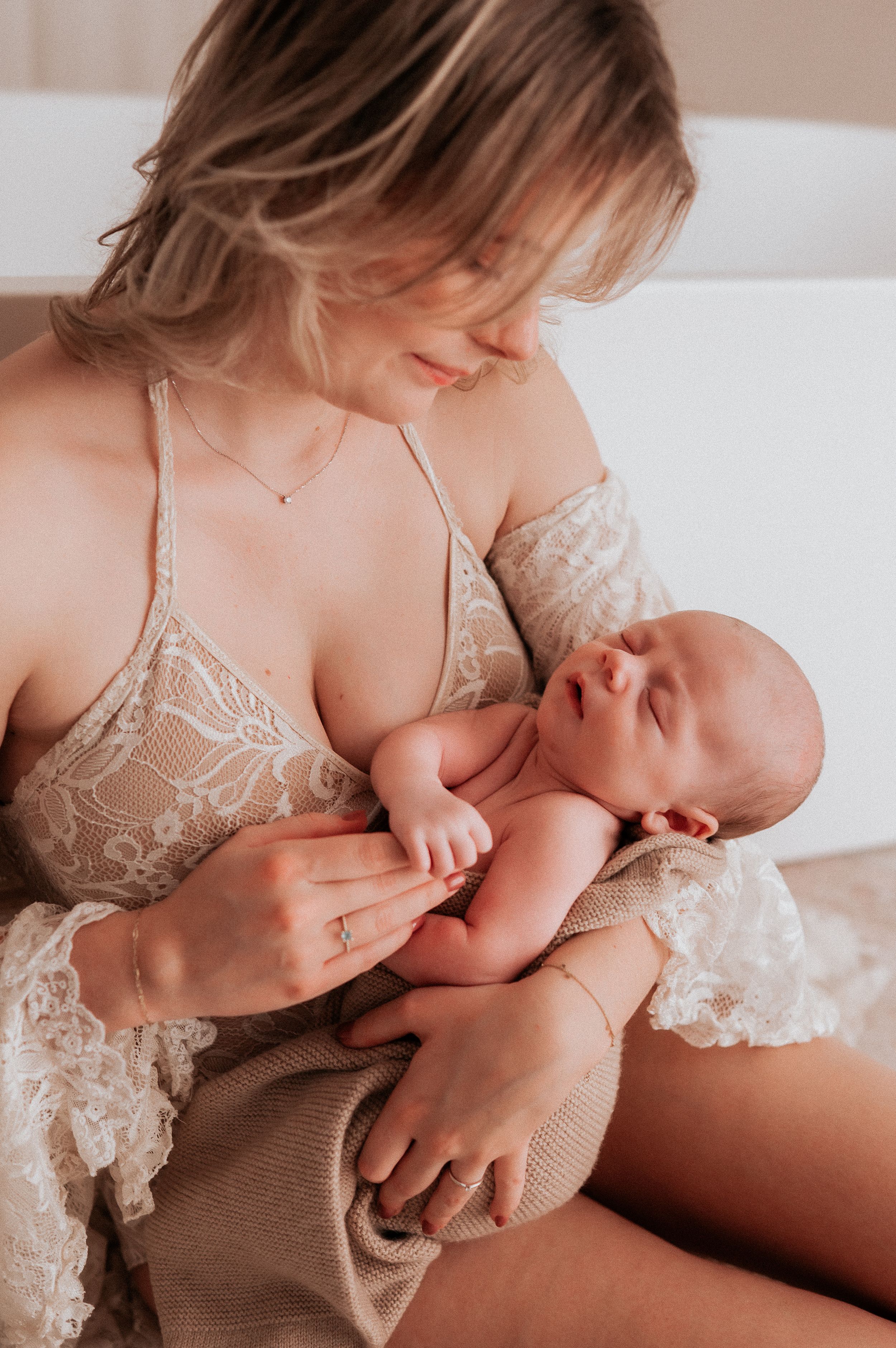 Een slapende baby met een bibs fopspeen tijdens een fresh 48 in het ziekenhuis van AZ Delta Roeselare in neutrale warme bewerkingsstijl