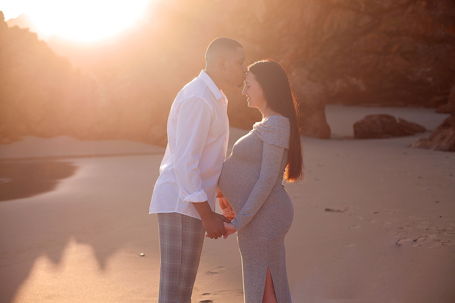 Cape Town Maternity photographer. Outdoor Maternity maternity photography. Beach Maternity Photo shoot. Sunset Maternity Session. momtobe