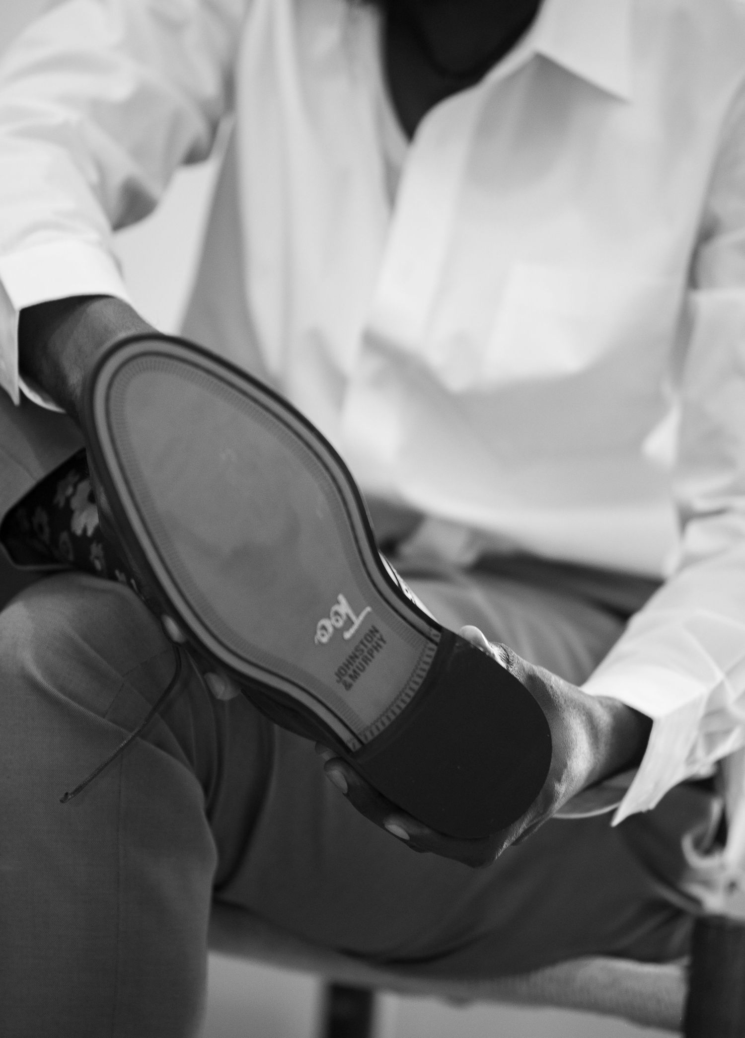 Photo de souliers du marié illustrant l’élégance et le style masculin lors des préparatifs du mariage.