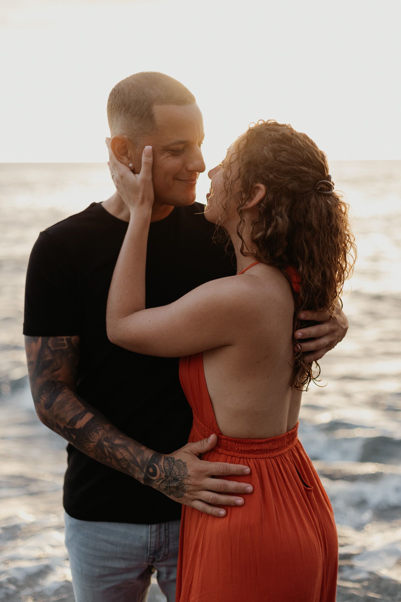 photographie de couple au coucher du soleil