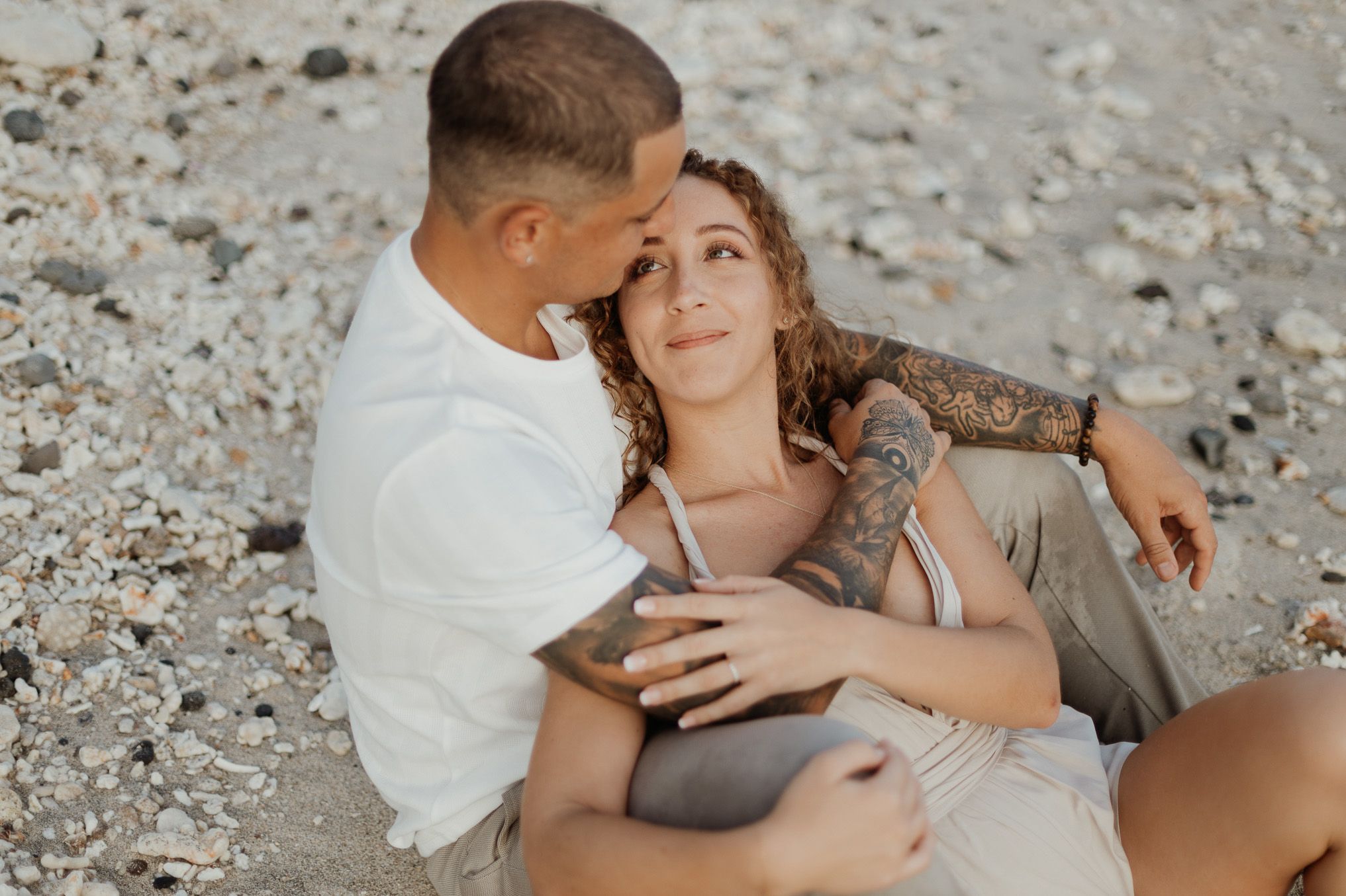 le regard d'un femme pour son fiancé
