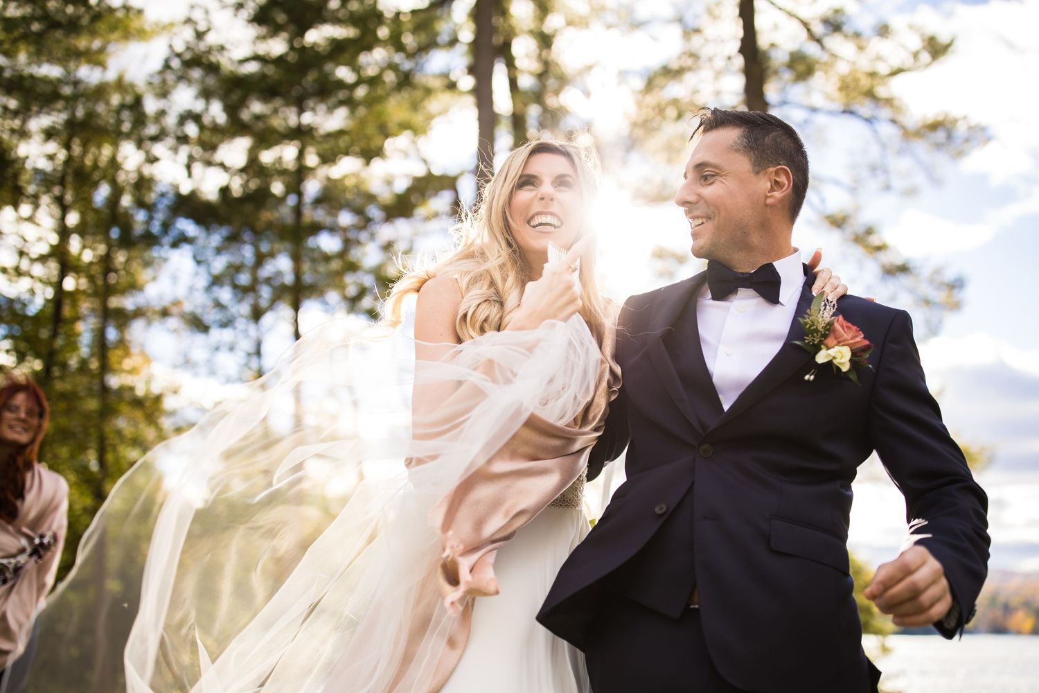 Célébration de mariage à l'extérieur de l'auberge Ripplecove dans un cadre forestier pittoresque en plein air, baigné de lumière naturelle.