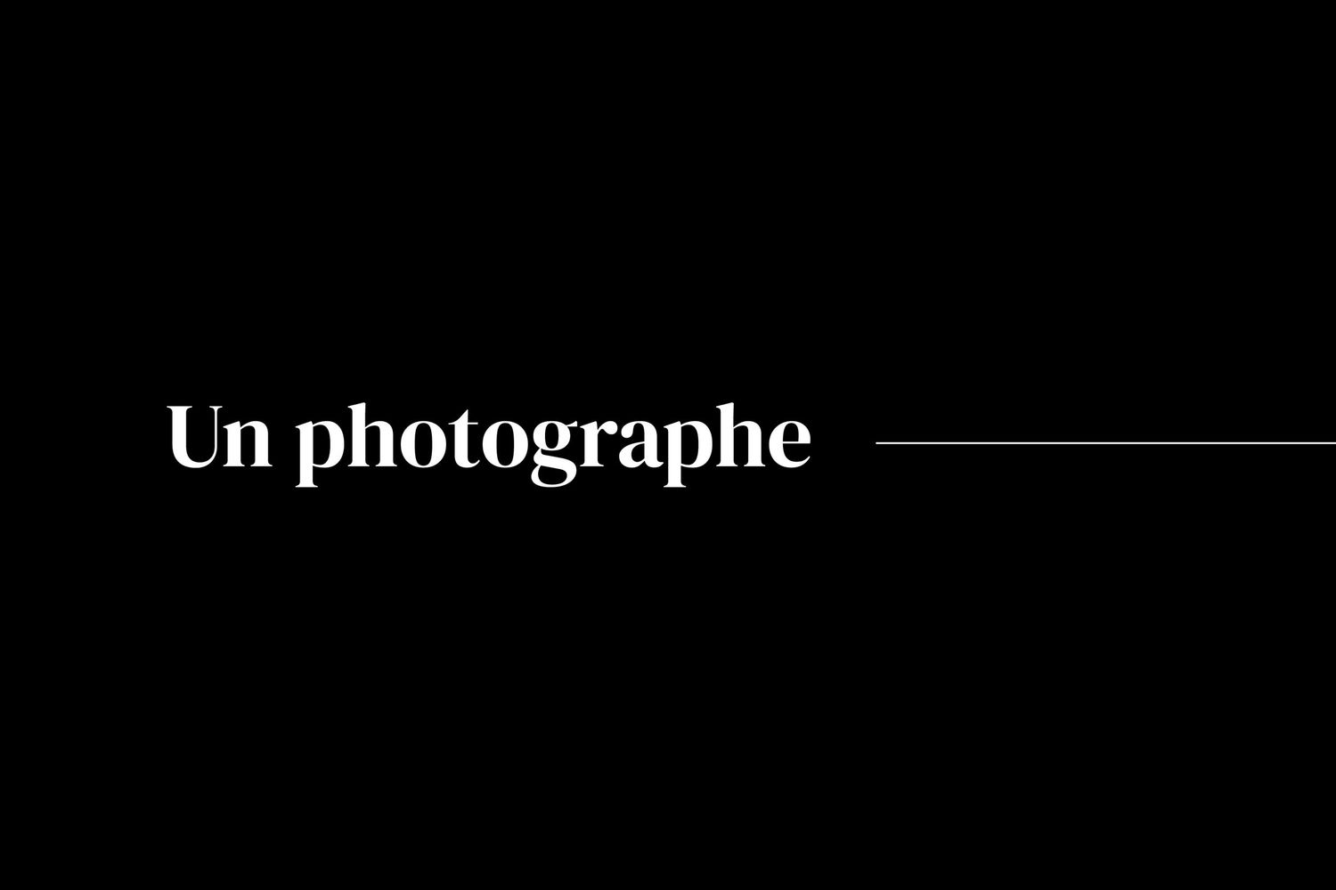 Fond noir avec texte blanc « Un photographe » dans un design minimaliste.