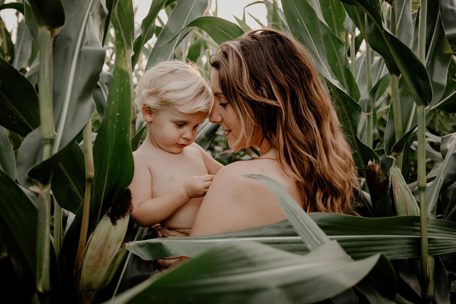 Fotograaf limburg brabant nederland motherhood fotoshoot newborn zwangerschap kraam reportage geboorte geboortefotograaf trouwen
