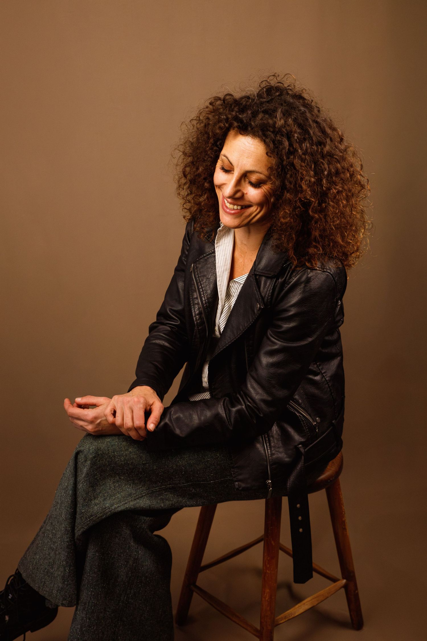 Portrait d'une femme souriante et confiante lors de sa séance en studio confiance en soi près de Saint-Étienne