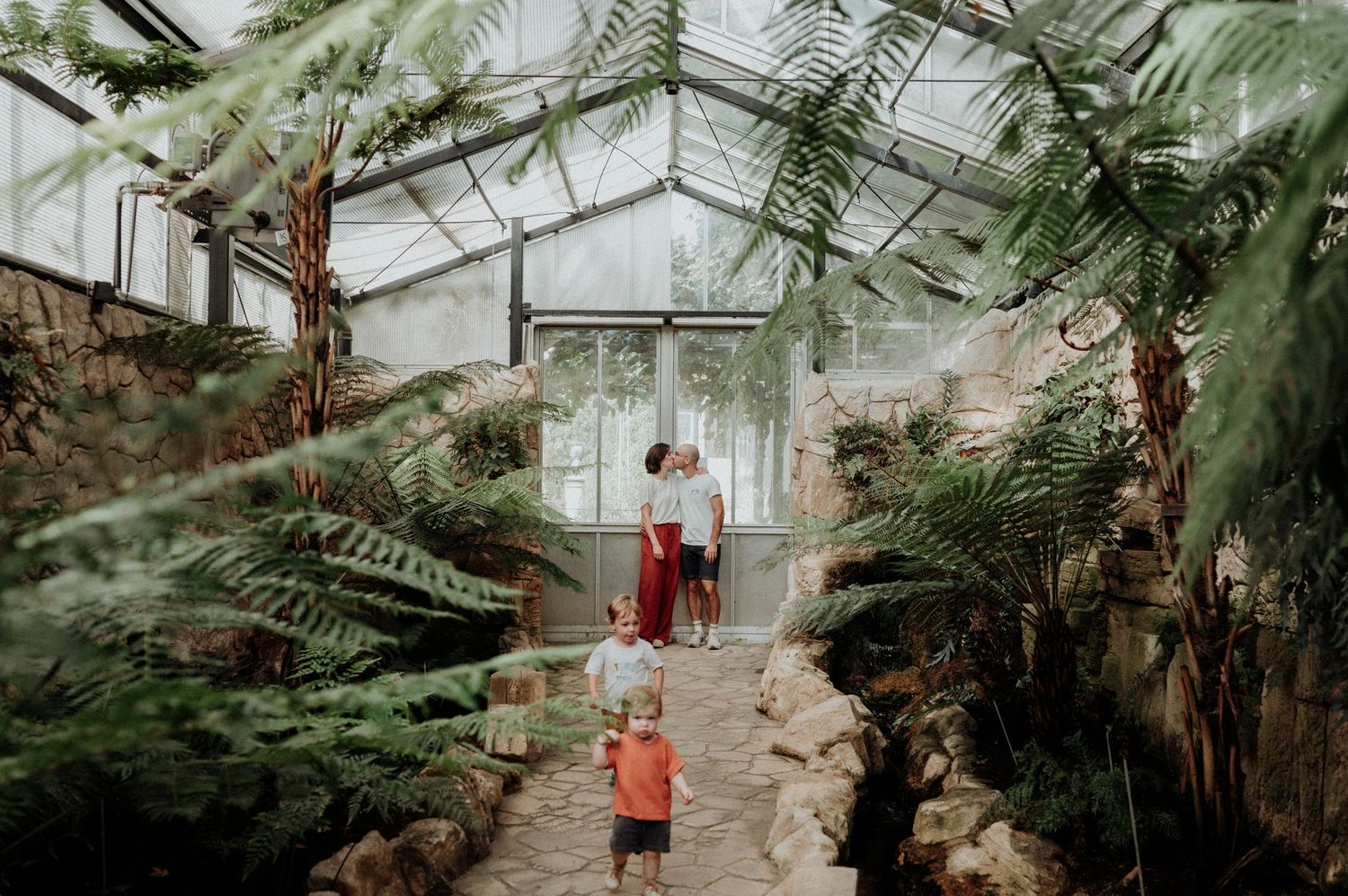 Een foto van een jong gezin tussen het groen in de Kruidtuin in Leuven.