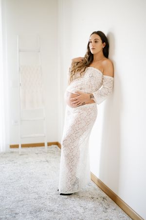 Fotografo gravidanza Verona, servizio fotografico in dolce attesa. Abito maternity. Ritratto premaman
