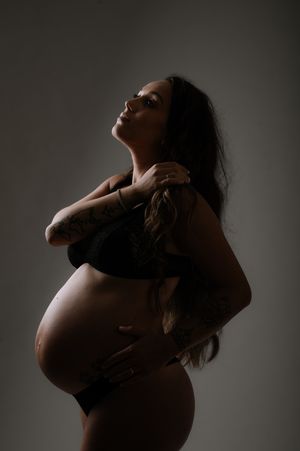 Ritratto Maternity Milano, foto gravidanza in studio fotografico