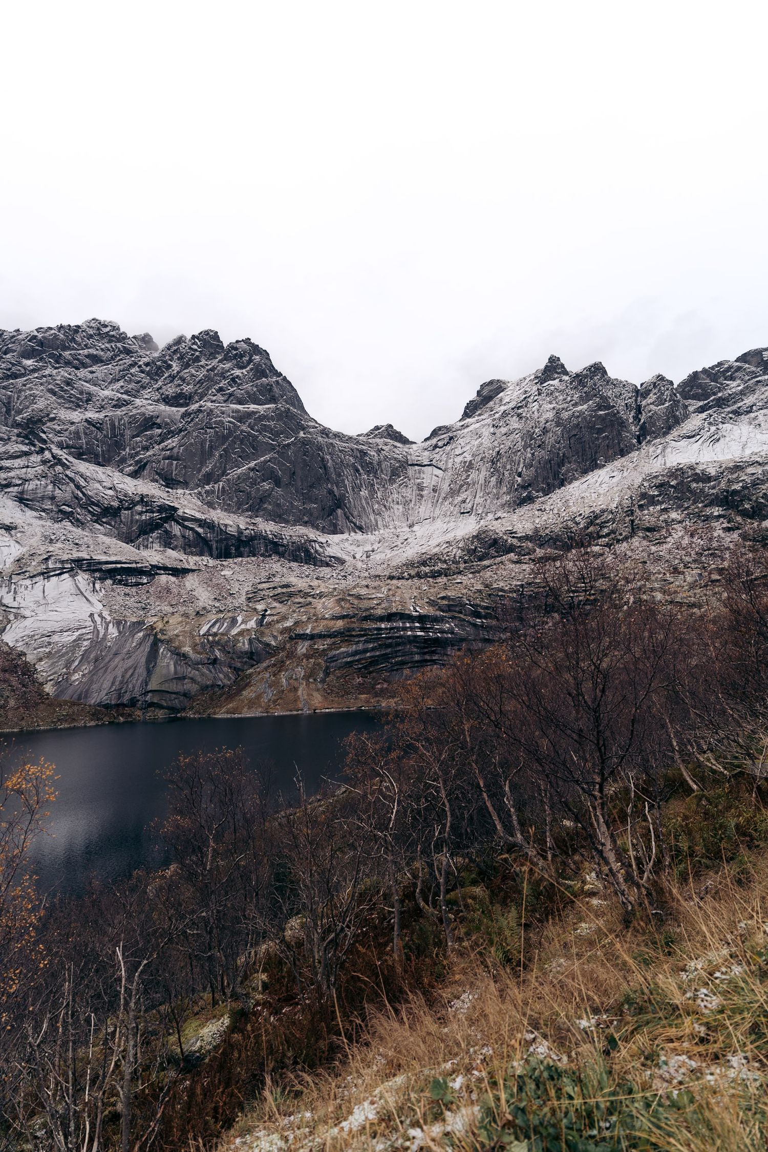lac et montagnes lofoten