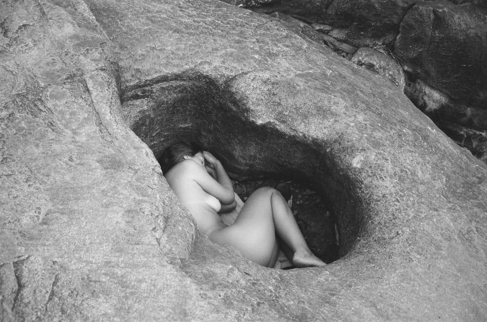 Empowerment through art: Jayde Alexandra's expressive photoshoot in Perth's serene landscapes
