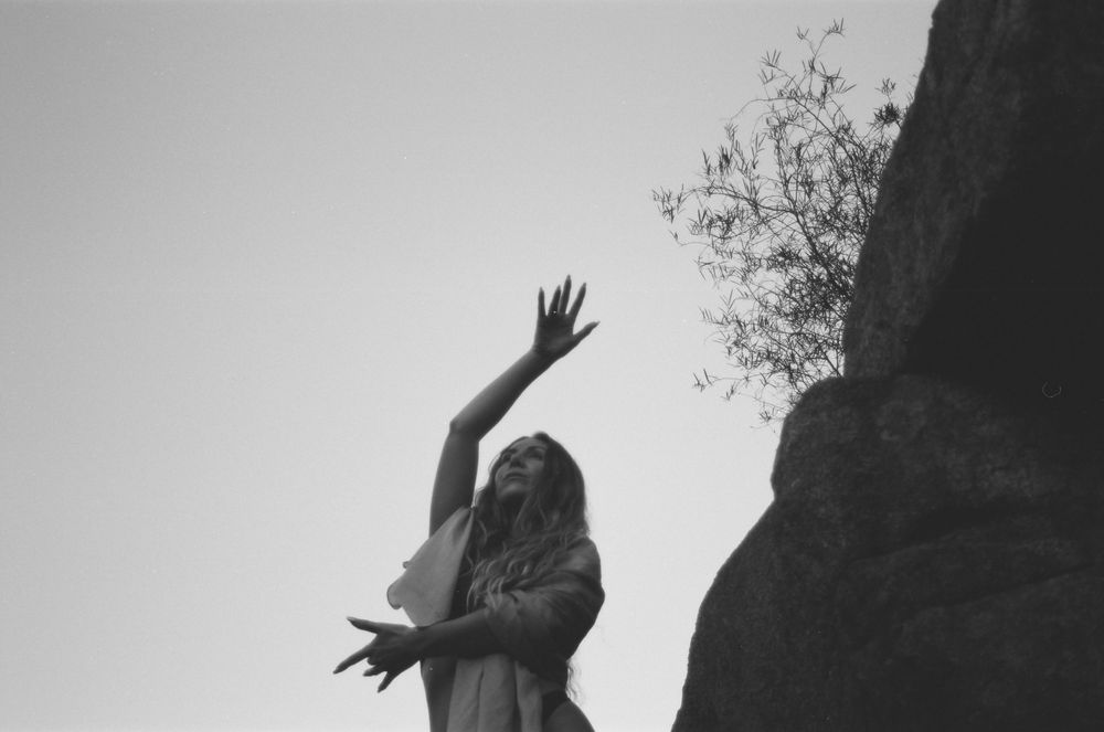Empowerment through art: Jayde Alexandra's expressive photoshoot in Perth's serene landscapes