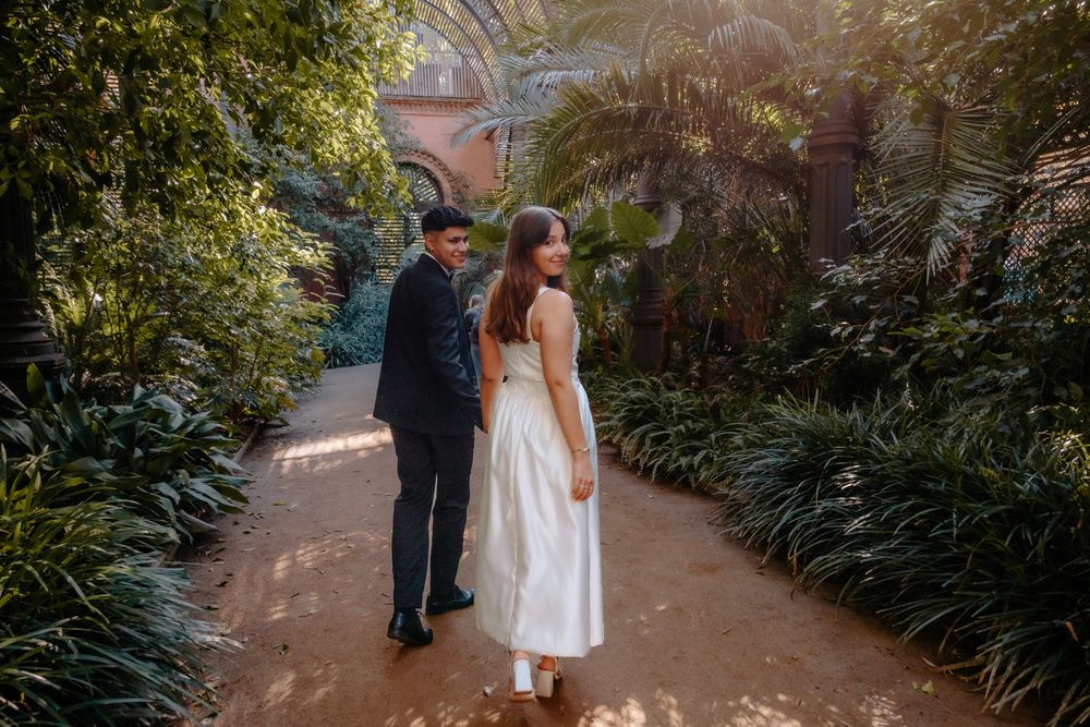 Loving gaze between newlyweds Ciutadella Park BarcelonaLoversPH