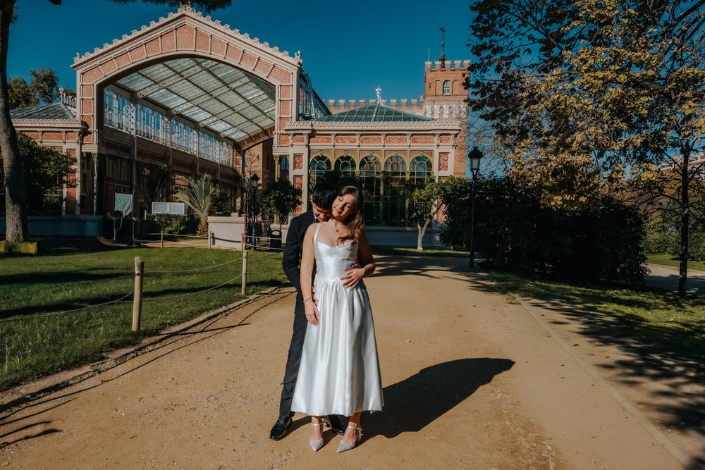 Autumn sunlight couple portrait Ciutadella Park BarcelonaLoversPH