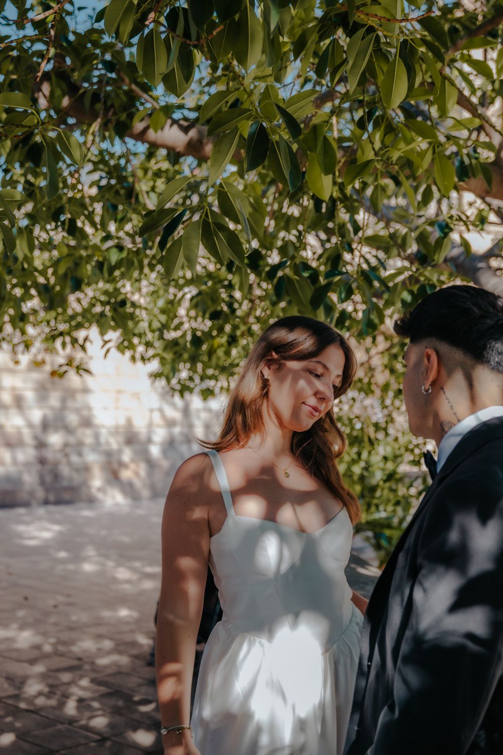 Joyful newlyweds walking Ciutadella Park Barcelona couples photoshoot BarcelonaLoversPH