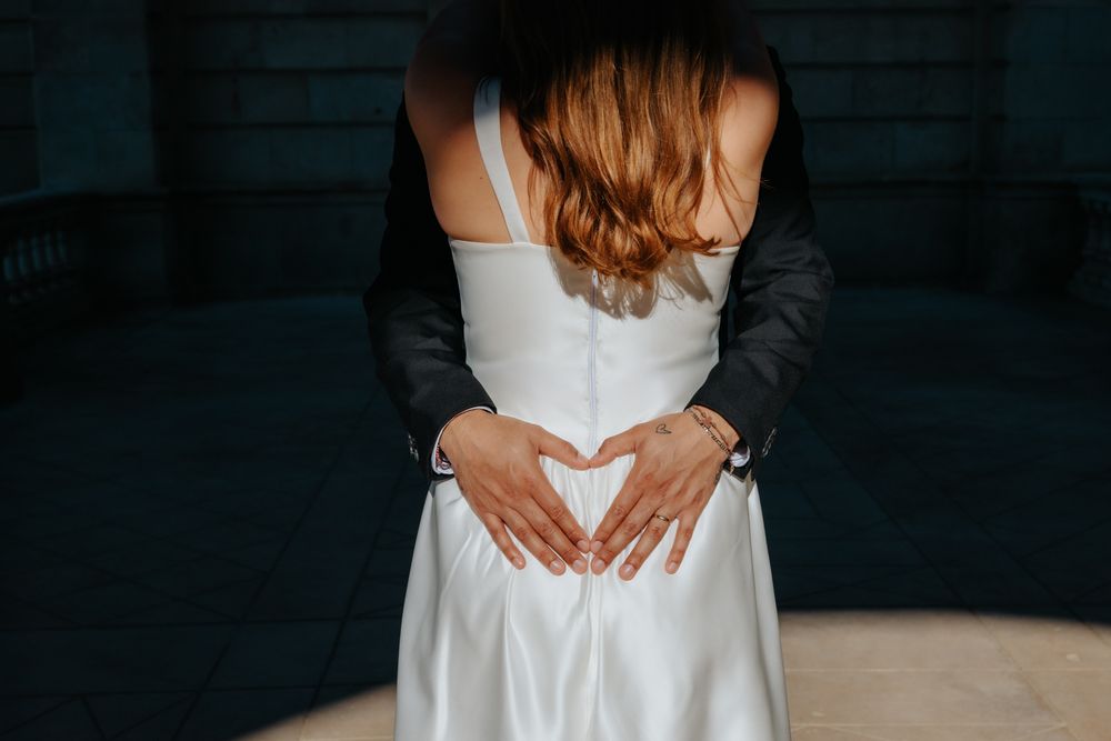 Couple silhouette near fountain Ciutadella Park BarcelonaLoversPH