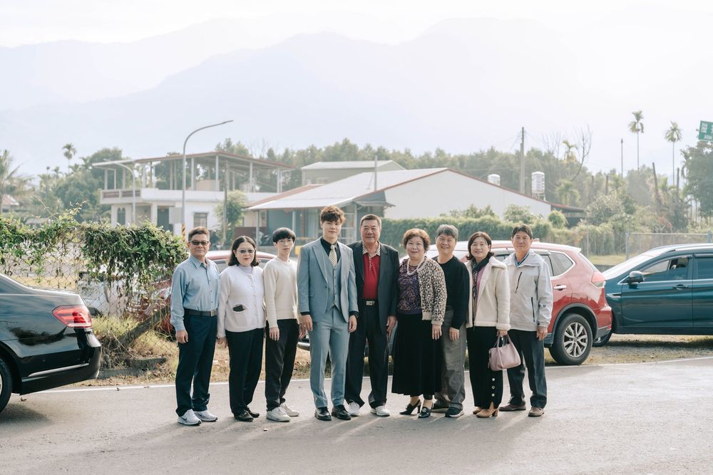 屏東自宅婚禮，結合戶外證婚與傳統流水席形式，於新人家中與田野環境舉行。從白天自然光下的互動拍攝，到草地證婚儀式與晚間燈串流水席宴客，呈現屏東戶外婚禮的自由與溫度。畫面包含田間散步、新人進場、親友觀禮與流水席互動等，展現紀實婚禮攝影風格，適合尋找自宅婚禮與戶外流水席婚禮的新人參考。