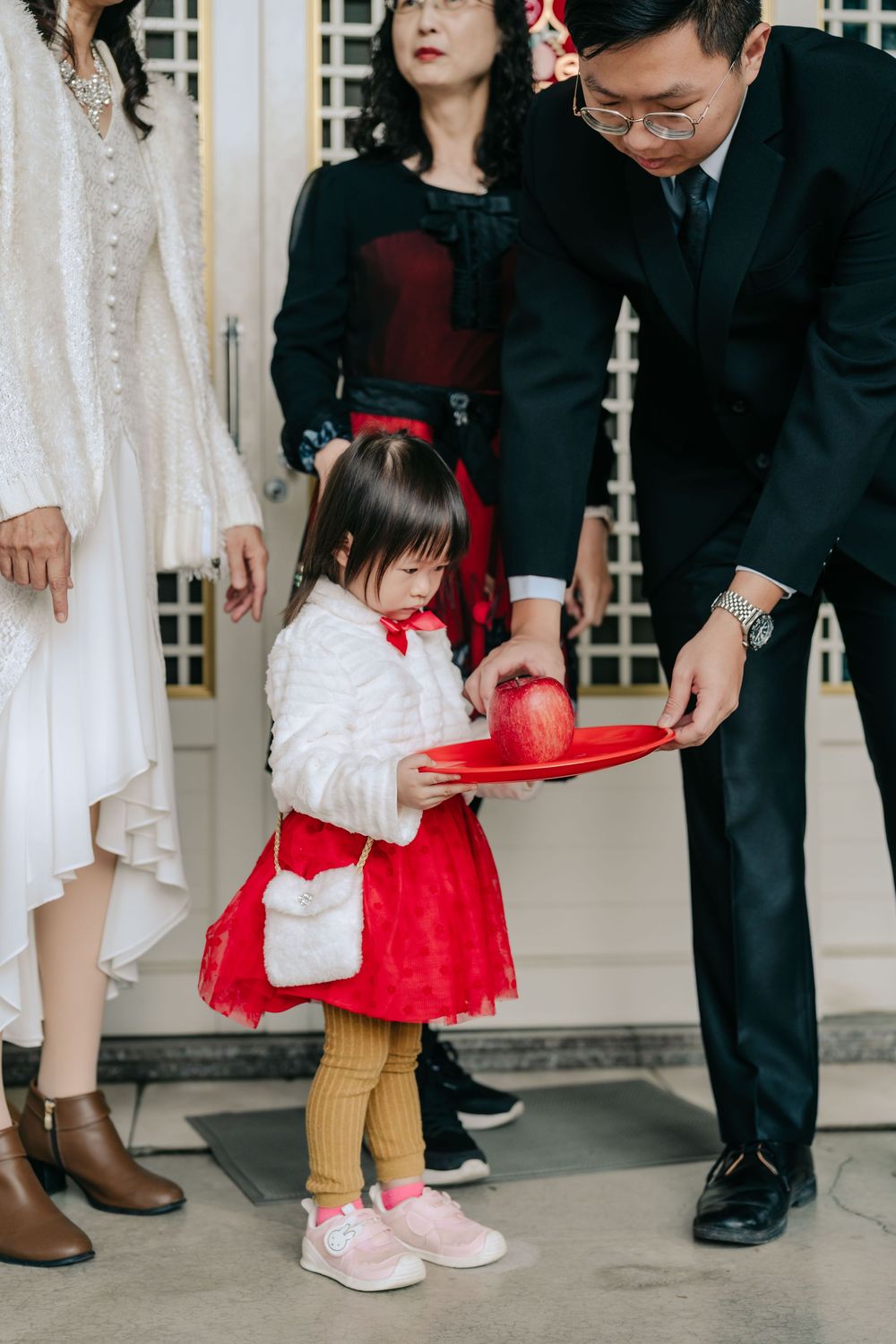 屏東自宅婚禮，結合戶外證婚與傳統流水席形式，於新人家中與田野環境舉行。從白天自然光下的互動拍攝，到草地證婚儀式與晚間燈串流水席宴客，呈現屏東戶外婚禮的自由與溫度。畫面包含田間散步、新人進場、親友觀禮與流水席互動等，展現紀實婚禮攝影風格，適合尋找自宅婚禮與戶外流水席婚禮的新人參考。