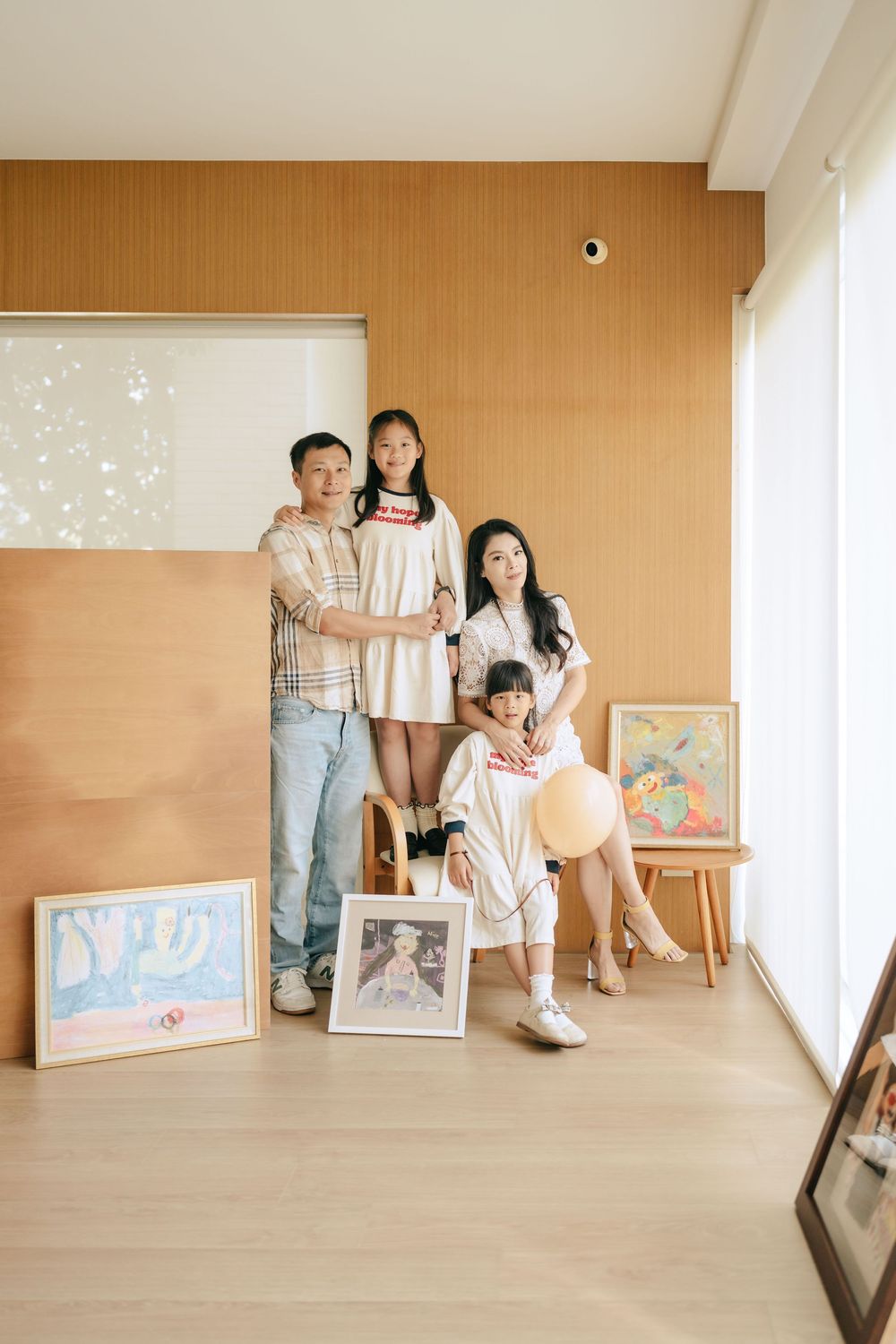全家福多久拍一次？屏東家庭寫真與全家福拍攝推薦，渴望影像透過家庭寫真與全家福拍攝示意，透過專業攝影紀錄家人之間的互動與情感。渴望影像提供屏東、高雄家庭寫真與全家福拍攝服務，包含正式合照、自然互動與生活感紀錄，透過光線控制、構圖安排與後製調色，留下不同人生階段最完整的家庭影像紀錄。