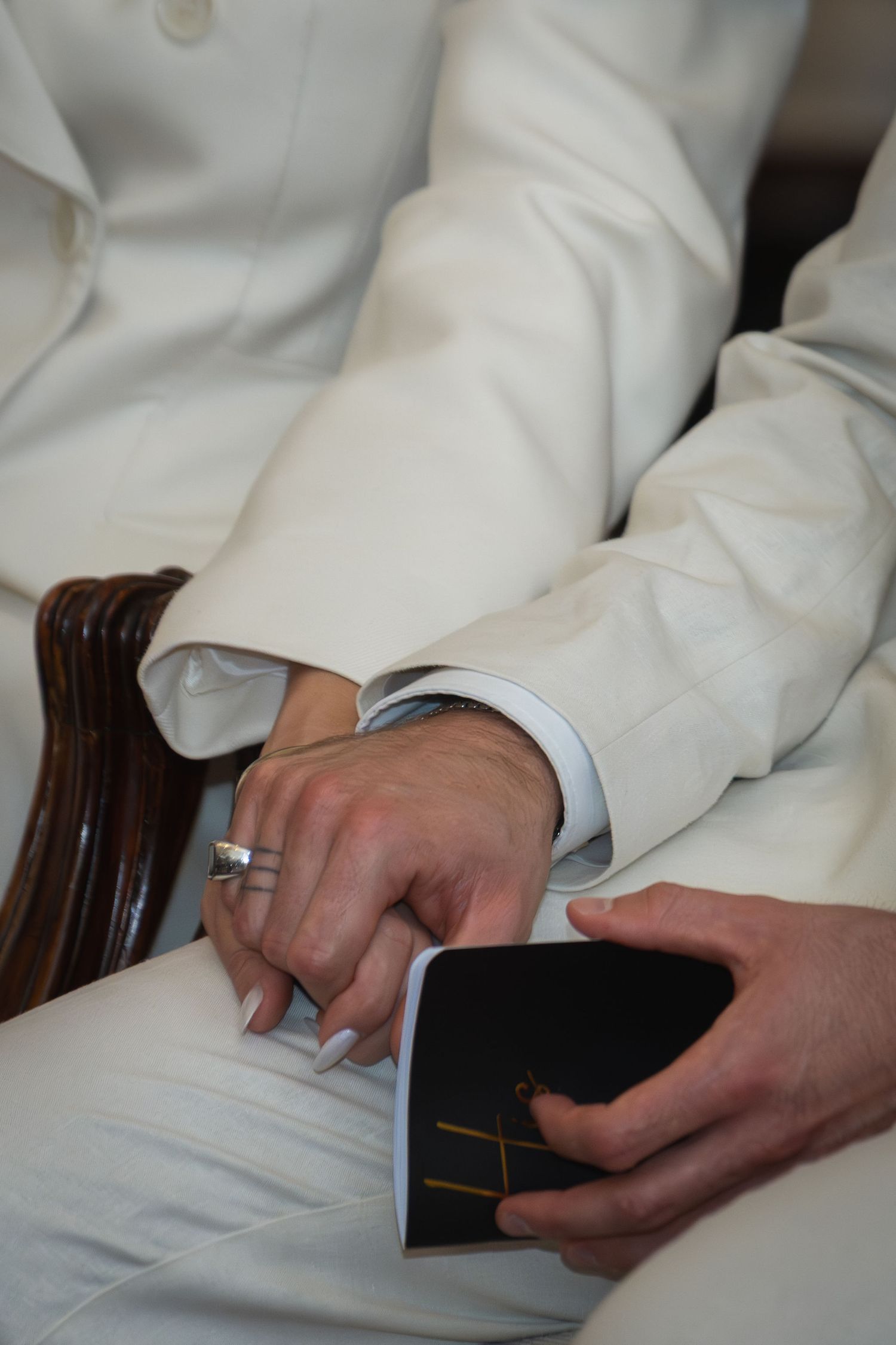 Hochzeitsfotograf Berlin Standesamt Schmargendorf – detailreiche Aufnahme der Trauung