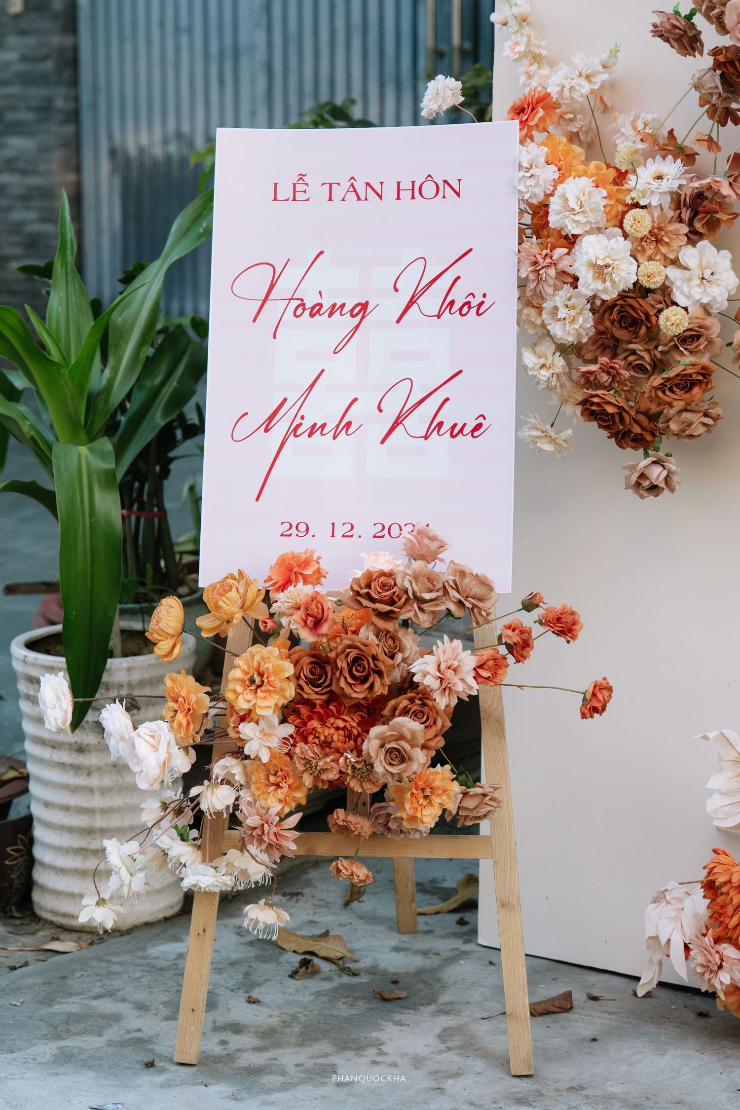 Engagement ceremony welcome sign for Hoang Khoi and Minh Khue dated December 29, 2024 with floral decor.