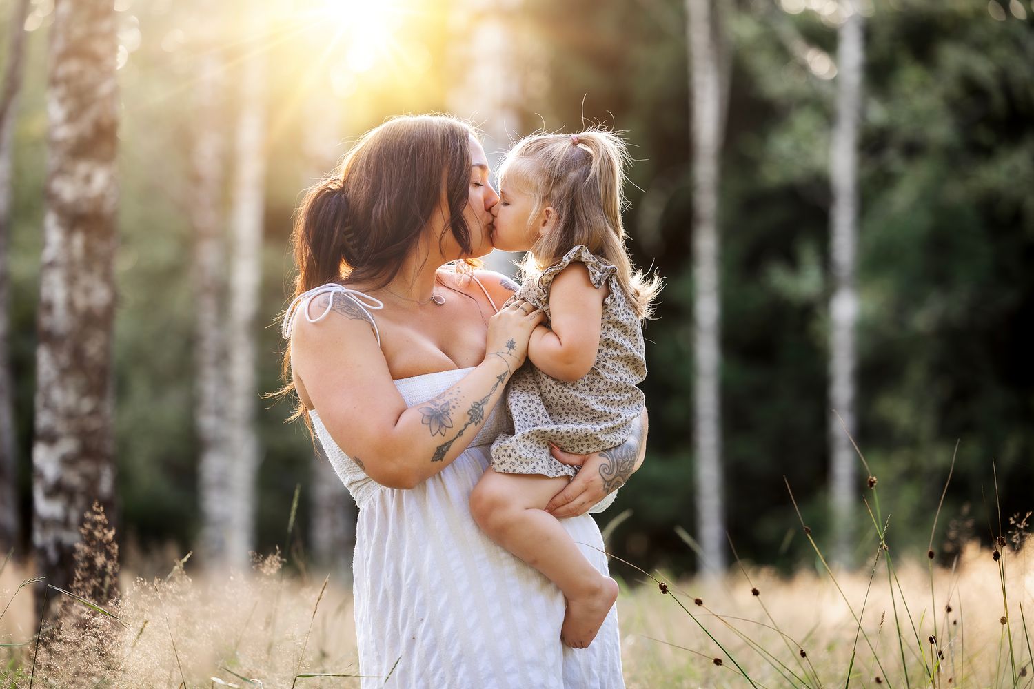 Malin och Baltasar. Malin lånar en av mina klänningar som passar alla storlekar, gravid eller inte gravid.