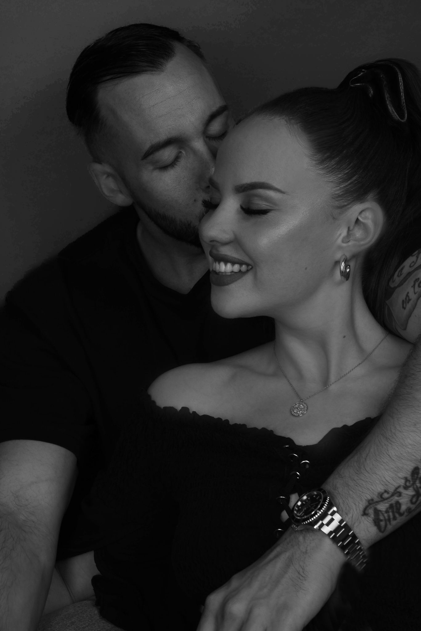 Love Story Fotografie, Romantic black and white portrait of a couple sharing an intimate moment with closed eyes.