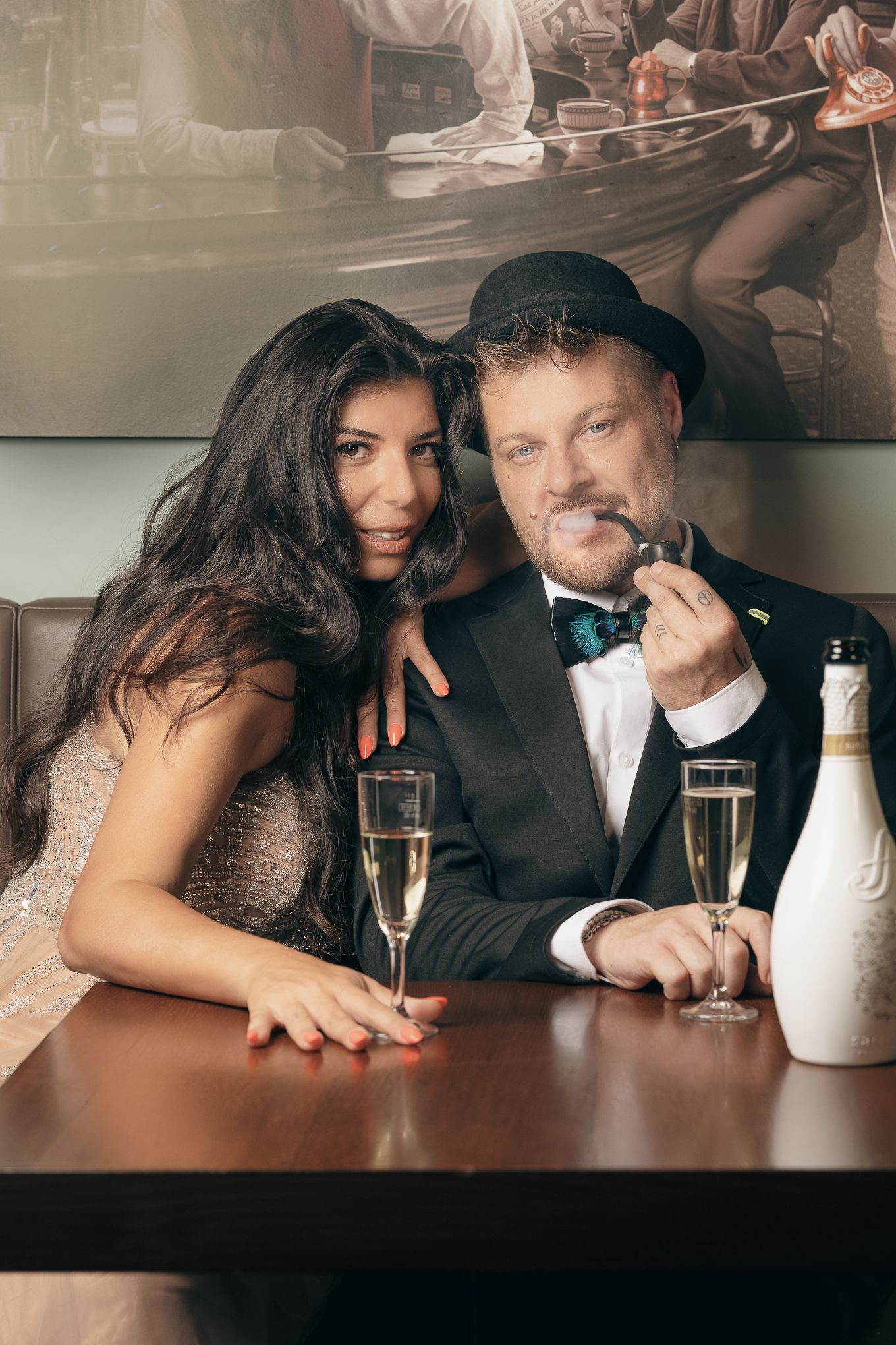 Pärchen Fotografie, Love Story Fotografie. Elegant couple enjoying champagne and posing together at a luxurious bar setting.