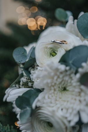 Hochzeitsfotografie: Detailaufnahme eines hellen Brautstraußes mit Blumen und Eukalyptus im weichen Abendlicht.
