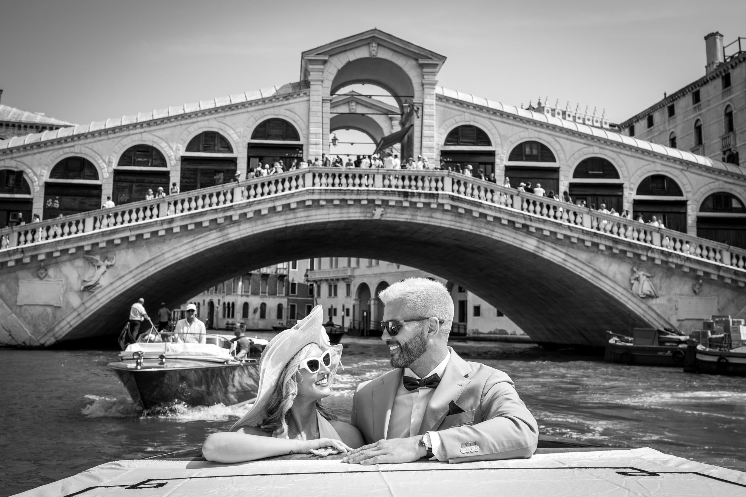 Foto di un matrimonio a Venezia davanti a ponte del Rialto